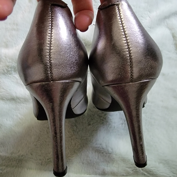 NWOT Silver Heels - Picture 3 of 4